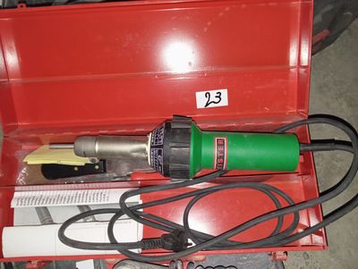 une boîte à outils rouge avec des outils sur le sol