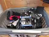 un panier rempli de DVD et d'autres objets