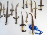a lot of knives that are hanging on the wall