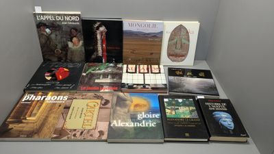 beaucoup de livres sur la table ensemble sur la table