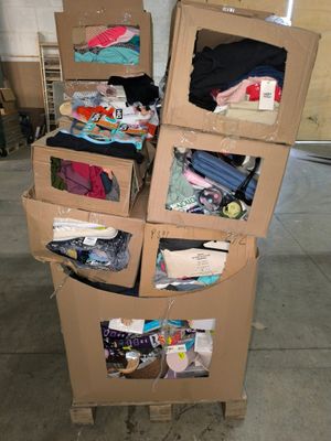 boîtes empilées dans une pièce