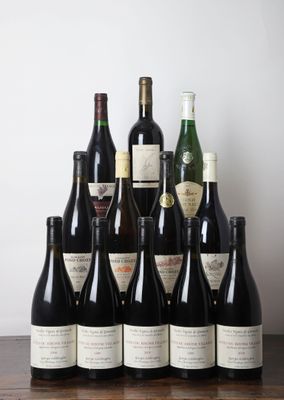 plusieurs bouteilles de vin posées sur une table en bois