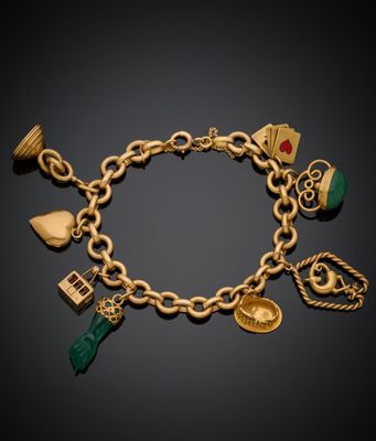 Gros plan sur un bracelet en or orné de breloques
