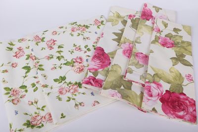 Réunion de deux chemins de table en lin et coton à décor de …