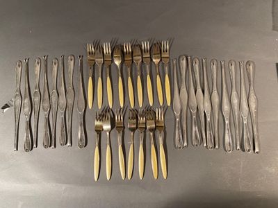 plusieurs fourchettes et cuillères disposées sur une table