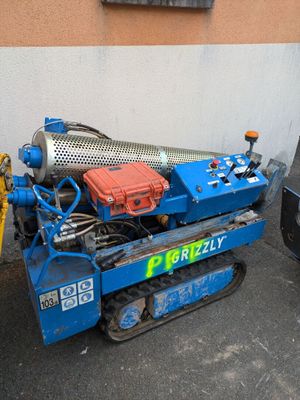une voiture bleue garée à côté d'un immeuble