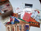 une table sur laquelle sont disposées de nombreuses cartes de différents types