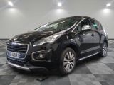 la petite voiture noire est garée dans une grande pièce