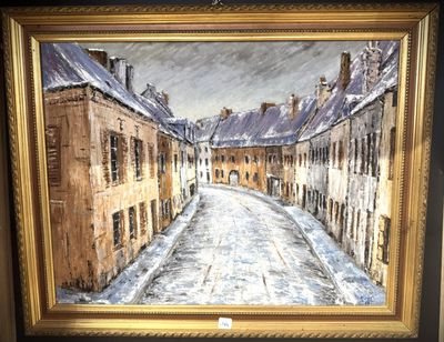 une peinture à l'huile représentant une rue enneigée dans une vieille ville européenne
