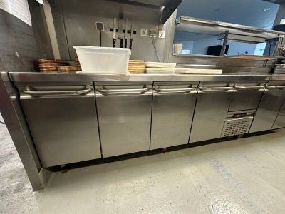 une grande cuisine en inox avec beaucoup d'espace de plan de travail