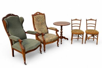 trois chaises et une table avec une chaise et une table