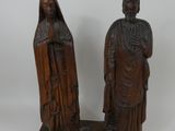 paire de personnages en bois sculpté représentant un homme et une femme