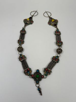 gros plan d'un collier sur une surface blanche