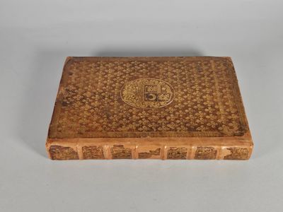 une vieille boîte en bois ornée d'un motif décoratif