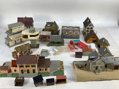 beaucoup de petites maquettes de bâtiments sur la table