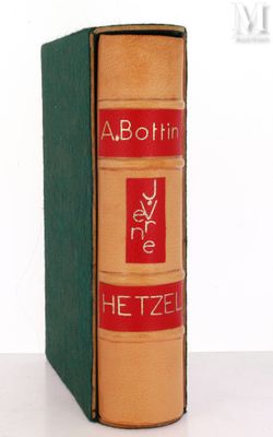 deux livres posés l'un sur l'autre sur une table