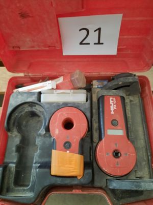 une boîte à outils rouge avec des outils sur une table