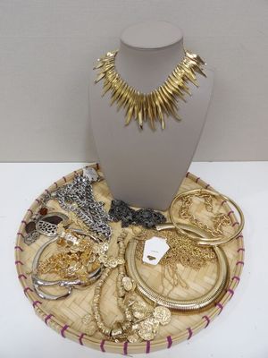 Des colliers, des bracelets et des colliers sont présentés sur un présentoir