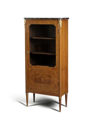 une armoire ancienne en bois, dotée d'un plateau en marbre et de deux étagères
