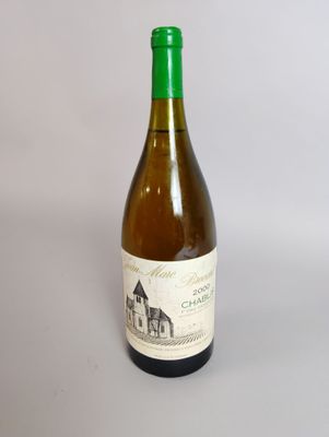 une bouteille de vin posée sur une table