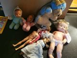 un tas de poupées posées par terre