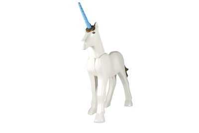 un cheval blanc avec une corne bleue sur la tête
