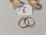 deux alliances en or et une bague avec une étiquette de prix
