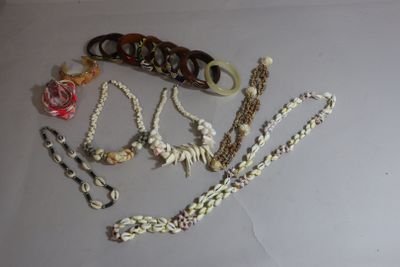 Lot de colliers de coquillages et bracelets.
