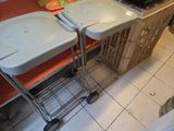 un chariot muni de deux plateaux sur le dessus
