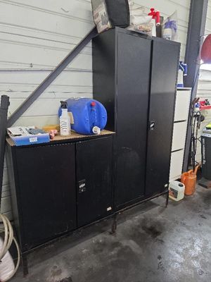 une photo d'un garage avec un réfrigérateur et des placards