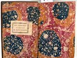 un vieux livre orné de motifs bleus et rouges