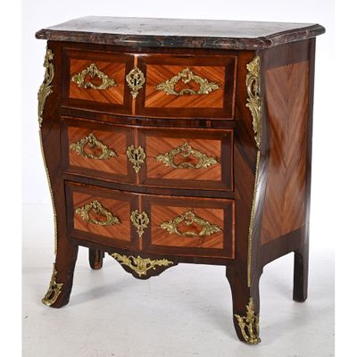 une petite commode avec un plateau en marbre