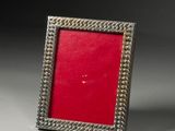 cadre photo argenté et rouge sur fond gris