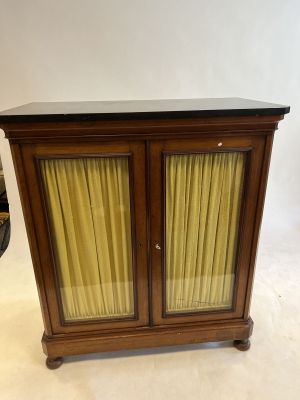 une petite armoire surmontée d'une porte vitrée