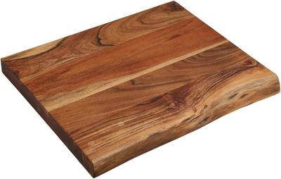 gros plan d'une planche à découper en bois sur fond blanc