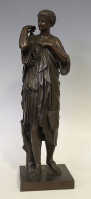statue en bronze d'une femme tenant un oiseau dans sa main