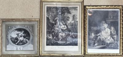trois tableaux encadrés accrochés au mur du salon