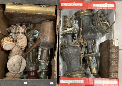 deux boîtes contenant divers objets