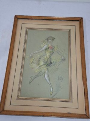 Un tableau représentant une femme en robe jaune est accroché au mur.
