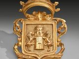 une image représentant une plaque en or sur laquelle figure un château