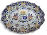 an image of a decorative plate with a coat of arms on it