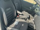l'intérieur d'une voiture équipée de deux sièges et d'un volant