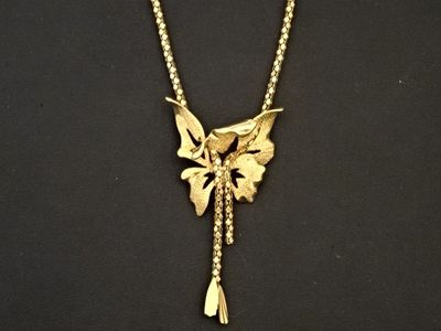 gros plan d'un collier sur un mannequin mannequin mannequin mannequin mannequin mannequin mannequin mannequin mannequin