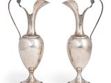 paire de vases anciens en métal argenté sur socles, sur fond blanc