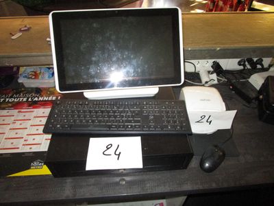 un ordinateur portable posé sur un bureau, avec une souris à côté