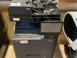 une imprimante posée sur un bureau