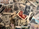 beaucoup de vieilles photos sur la table ensemble