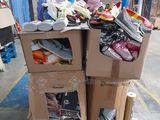 de nombreux cartons empilés les uns sur les autres dans un entrepôt