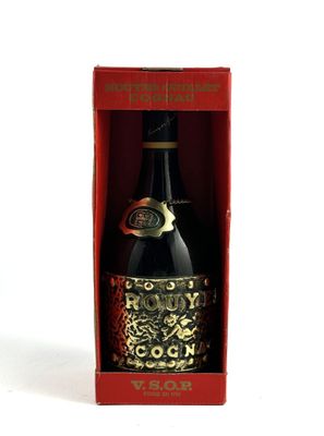 une bouteille de vin dans un coffret rouge portant une étiquette
