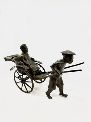 une statue représentant un homme tirant une calèche